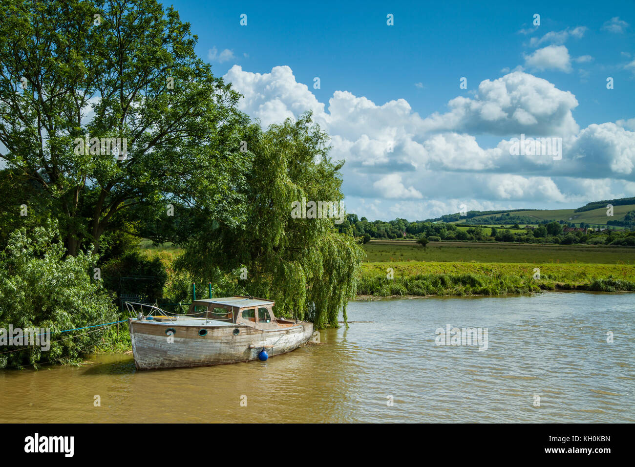 Barca ormeggiata sul fiume arun nel west sussex, in Inghilterra. Foto Stock