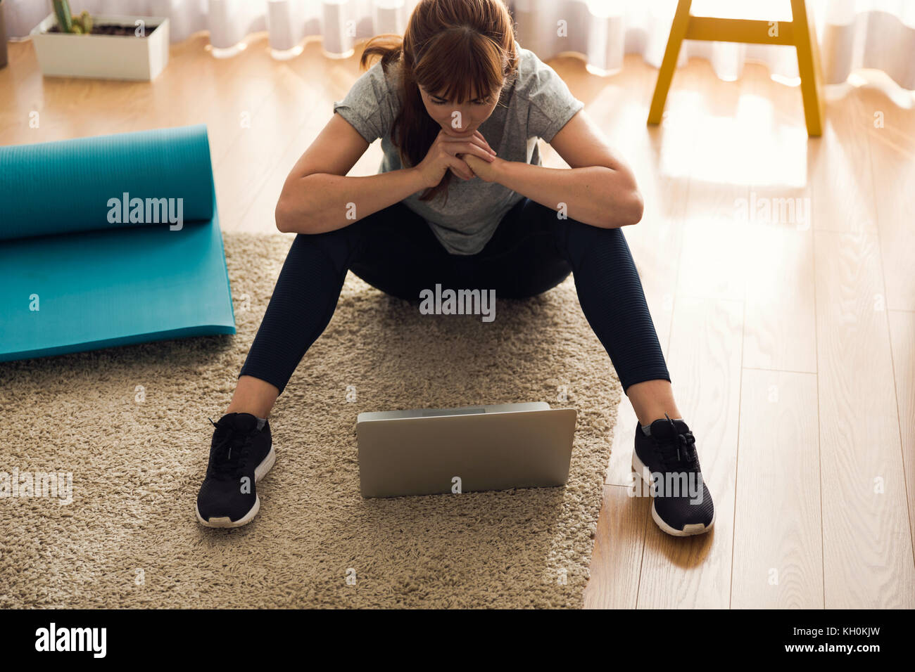 Colpo di una donna in casa, pronto per seguire la tua classe online di yoga Foto Stock