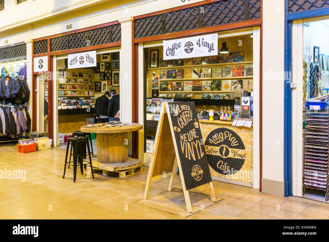 Long Play Cafe, caffetteria e negozio di dischi nel Grainger Market, Newcastle upon Tyne Foto Stock