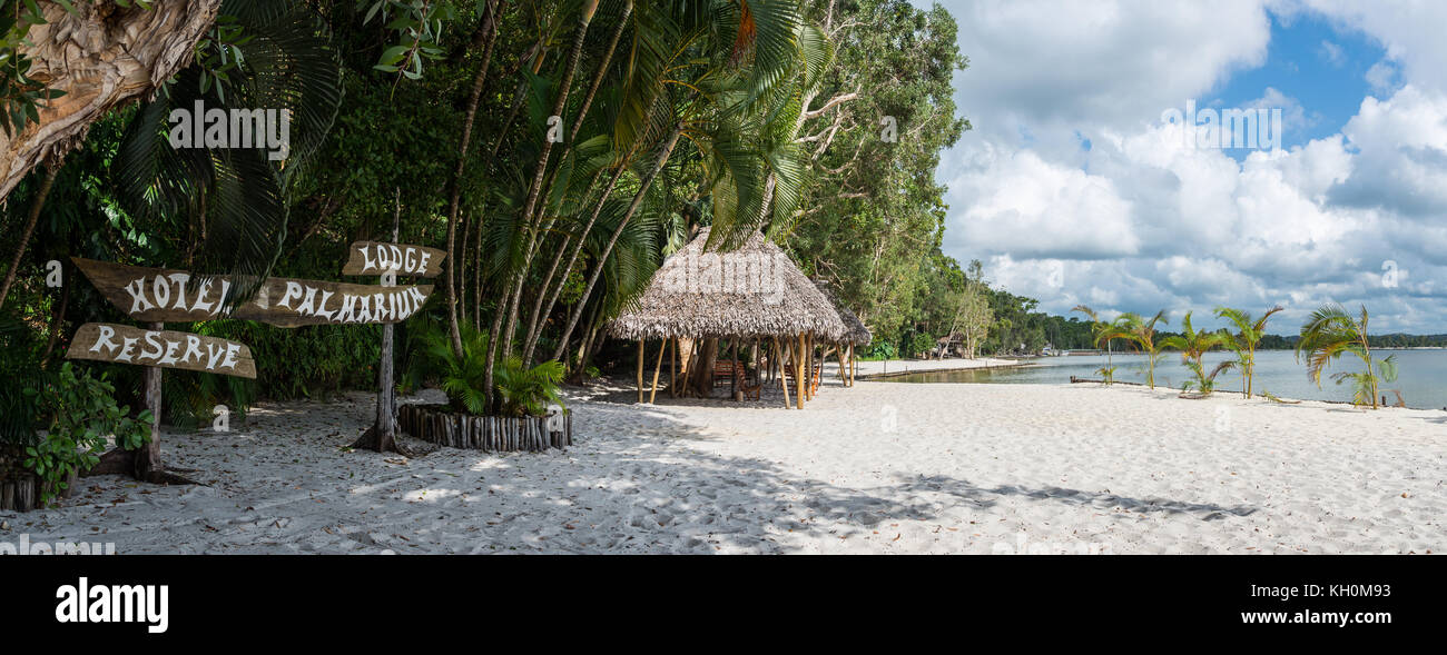 Spiaggia e erba-alto rifugio al palmarium resort, lago ampitabe, toamasinamadagascar, Africa Foto Stock