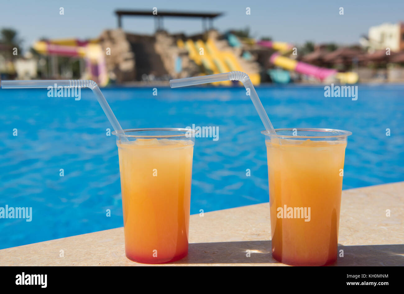 Due cocktail di frutta bevande al bar da un resort tropicale piscina Foto Stock
