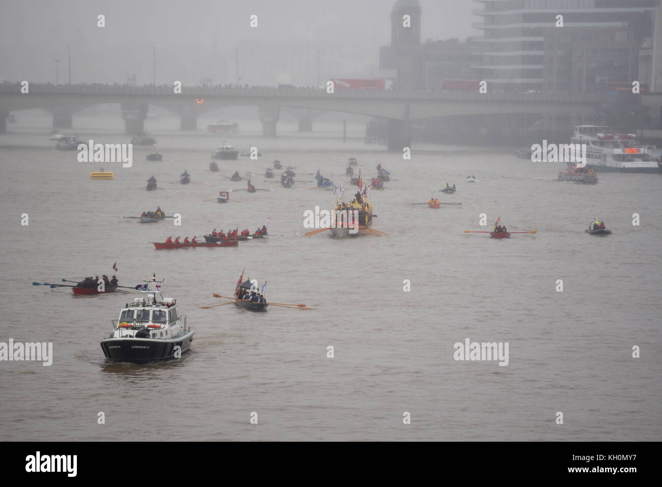 Il nuovo Lord Mayor di Londra Charles Bowman viaggiò a bordo della Queen's Rowbarge Gloriana accompagnato da una flottiglia di tradizionali barche del Tamigi sul Tamigi Londra Foto Stock