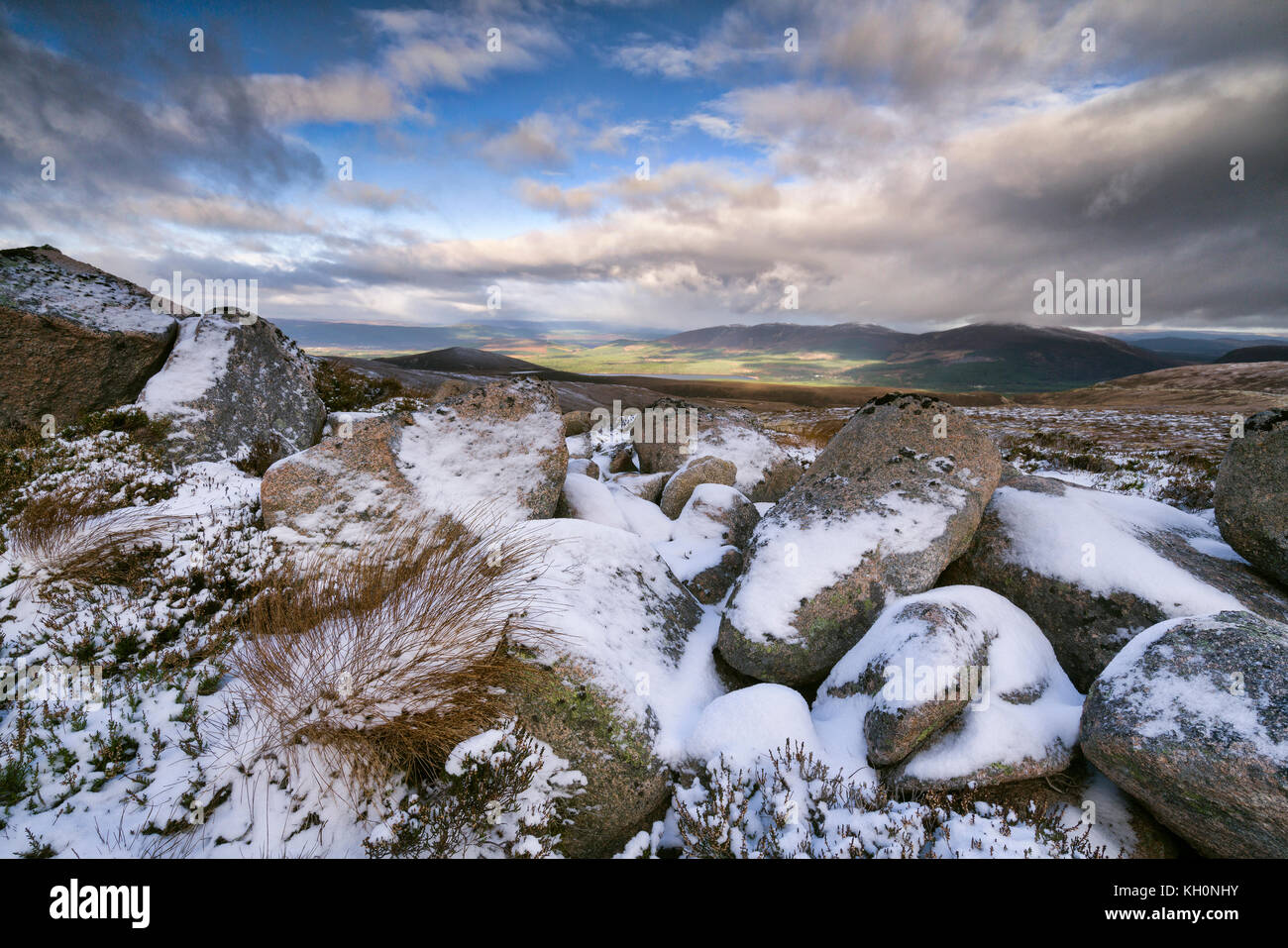 Cairn Gorm, Scotland, Regno Unito. Xi Nov, 2017. Neve e grandine di doccia sopra Glenmore & Loch Morlich dal Cairngorm Mountain in Scozia. Regno Unito le temperature drop. Credito: John Potter/Alamy Live News Foto Stock