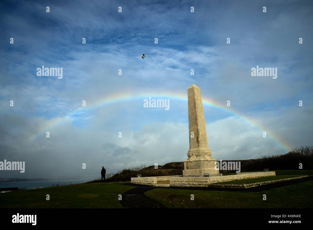 Rainbow su portland cenotafio War Memorial, Dorset, UK Credit: finnbarr webster/alamy live news Foto Stock