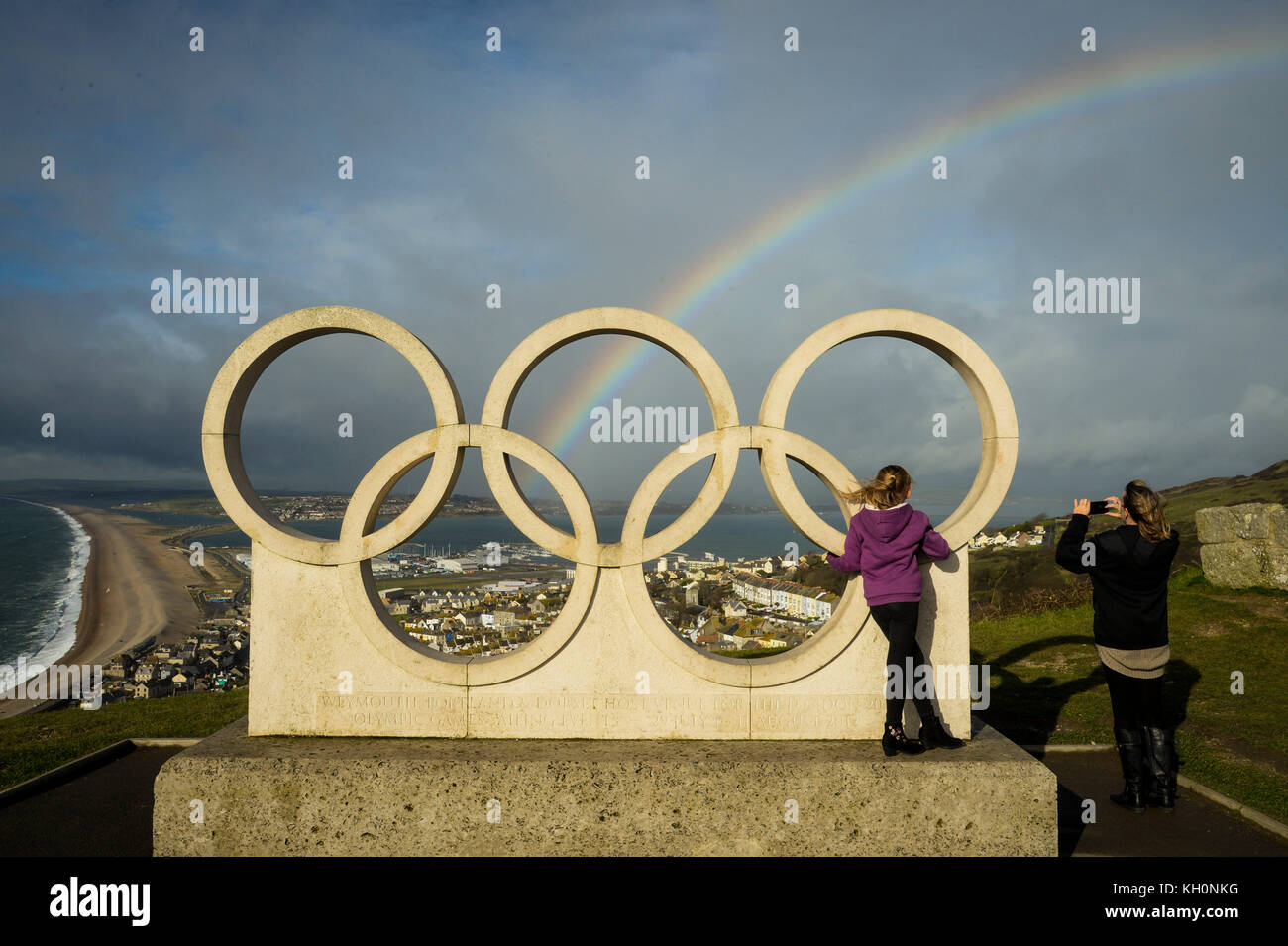 Rainbow su anelli olimpici scultura e Weymouth e Portland, Dorset, UK Credit: finnbarr webster/alamy live news Foto Stock