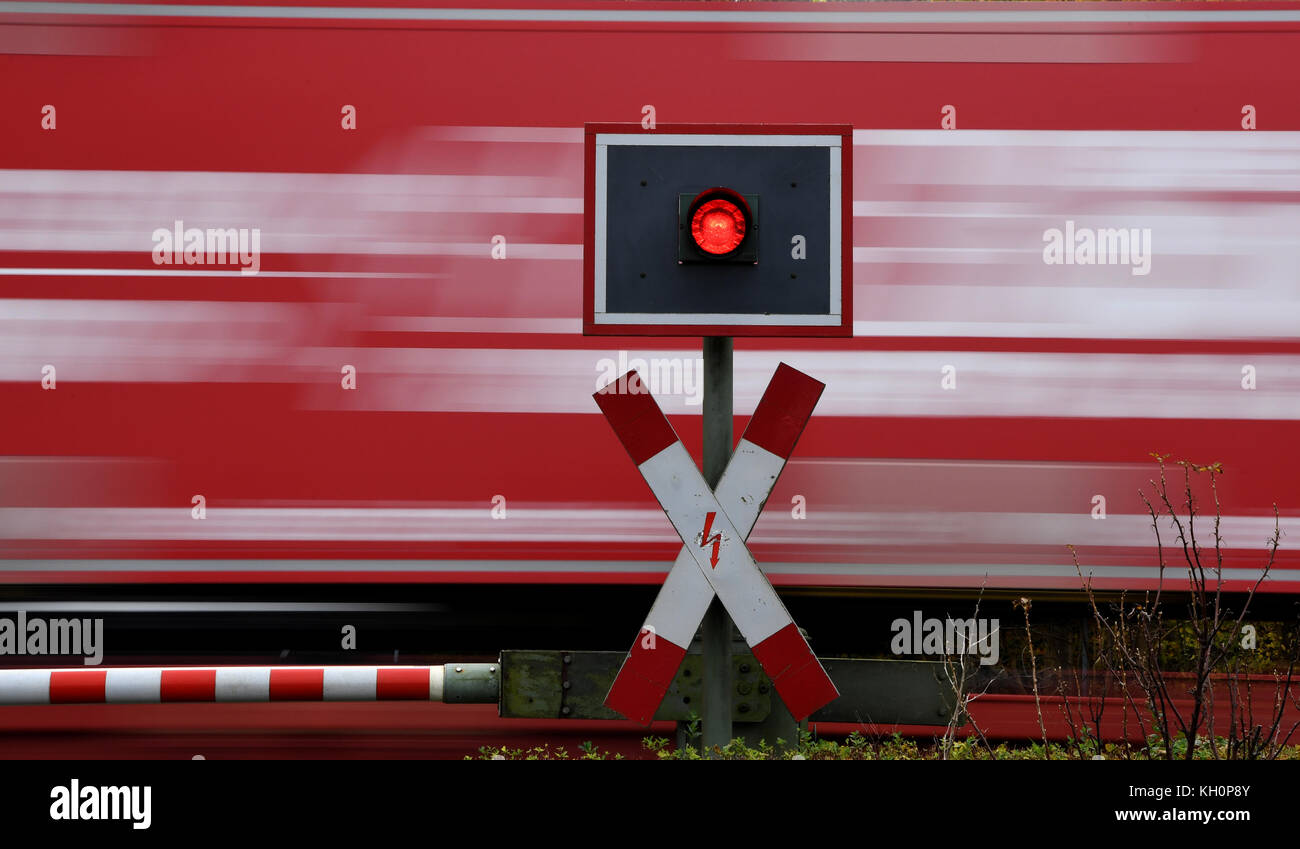 Bokelholm, Germania. 9 novembre 2017. Un treno che passa attraverso un passaggio ferroviario con semaforo a Bokelholm, Germania, 9 novembre 2017. Credito: Carsten Rehder/dpa/Alamy Live News Foto Stock