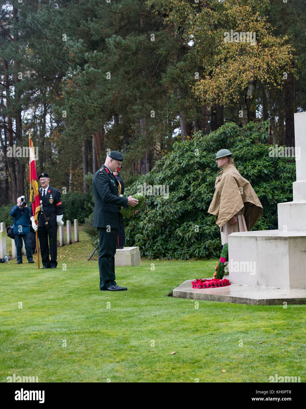 Col rory radford stabilisce una corona al servizio canadese del ricordo presso la sezione canadese del cimitero cwgc a brookwood, surrey, Regno Unito a nome del canadese dipartimento nazionale della difesa e le forze armate canadesi Foto Stock