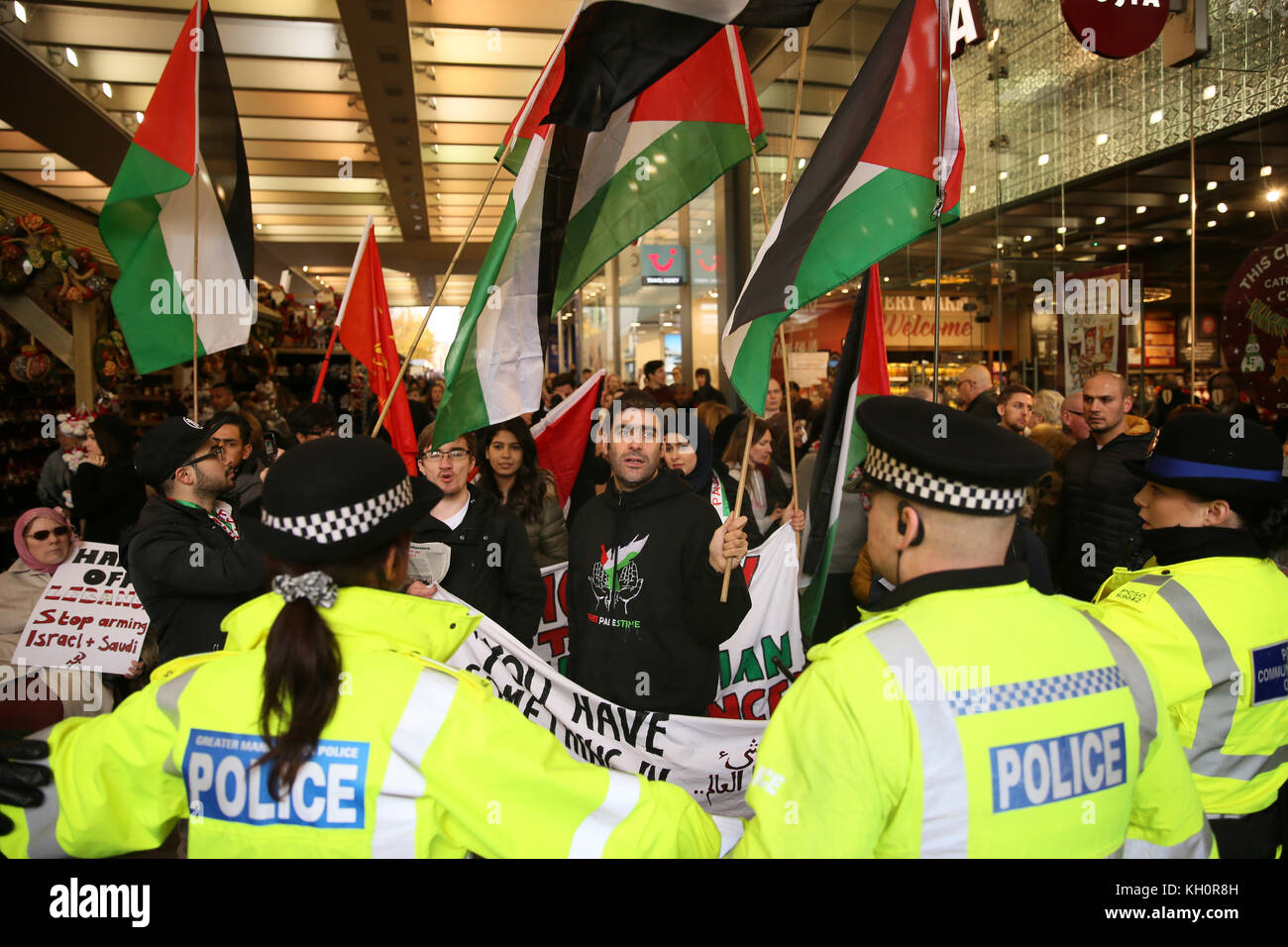 Manchester, Regno Unito. Xi Nov, 2017. La polizia formano una linea per prevenire Pro attivisti palestinesi da marching nei pressi di marchi e di spenser dove Pro Israele dimostranti sono stati raccolti. La protesta palestinese contrassegnato 100 anni trascorsi dalla Dichiarazione Balfour, una dichiarazione pubblica da parte del governo britannico durante la Prima Guerra Mondiale che annuncia il supporto per la creazione di una "Casa nazionale per il popolo ebraico' in Palestina. Manchester, 11 Novembre, 2017 Credit: Barbara Cook/Alamy Live News Foto Stock