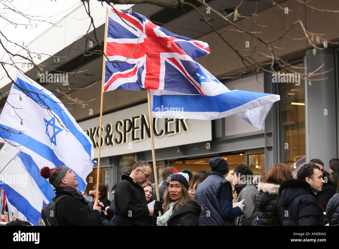 Manchester, Regno Unito. Xi Nov, 2017. Union Jack Flag accanto a bandiere israeliane al di fuori di M&S a Manchester, 11 Novembre, 2017 Credit: Barbara Cook/Alamy Live News Foto Stock