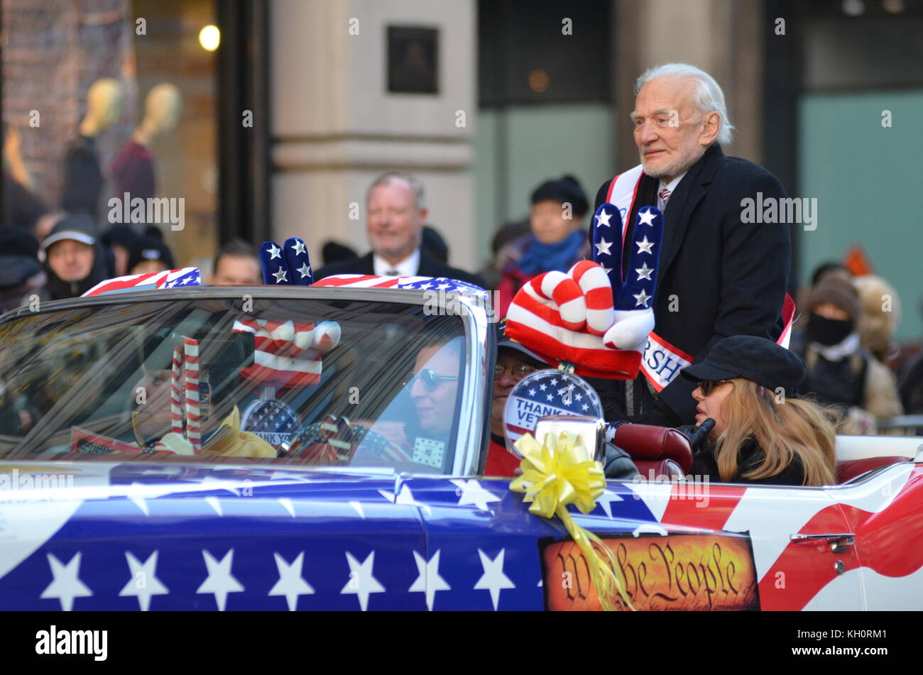 La città di New York, Stati Uniti d'America. Xi Nov, 2017. Veterani parata del giorno sulla Quinta Avenue in New York City. I veterani del più grande evento della durata di un giorno in tutta la nazione con decine di migliaia di dimostranti, compresi più di 300 unità. Credito: Ryan Rahman/Alamy Live News Foto Stock
