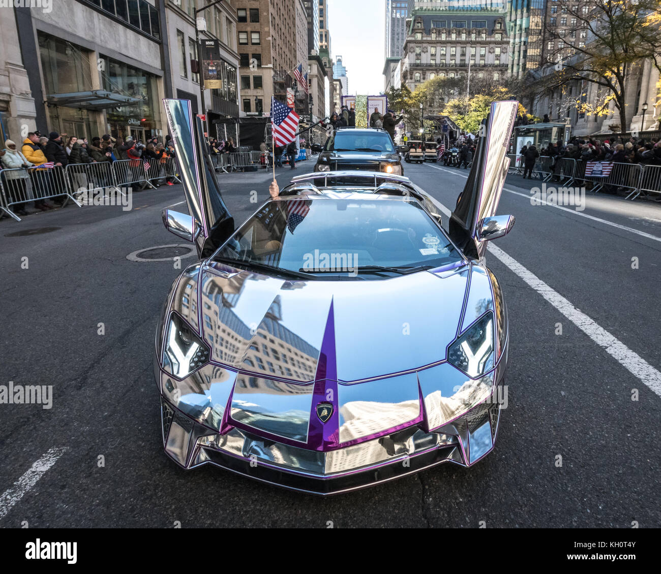 New York, Stati Uniti d'America, 11 Nov 2017. Una Lamborghini Aventador auto sportiva scorre lentamente attraverso della Quinta Avenue in New York durante il 2017 veterani parata del giorno . Circa 5000 vetture di questo modello sono stati realizzati in Italia, per un costo di circa USD 400.000 ciascuno. Foto di Enrique Shore/Alamy Live News Foto Stock