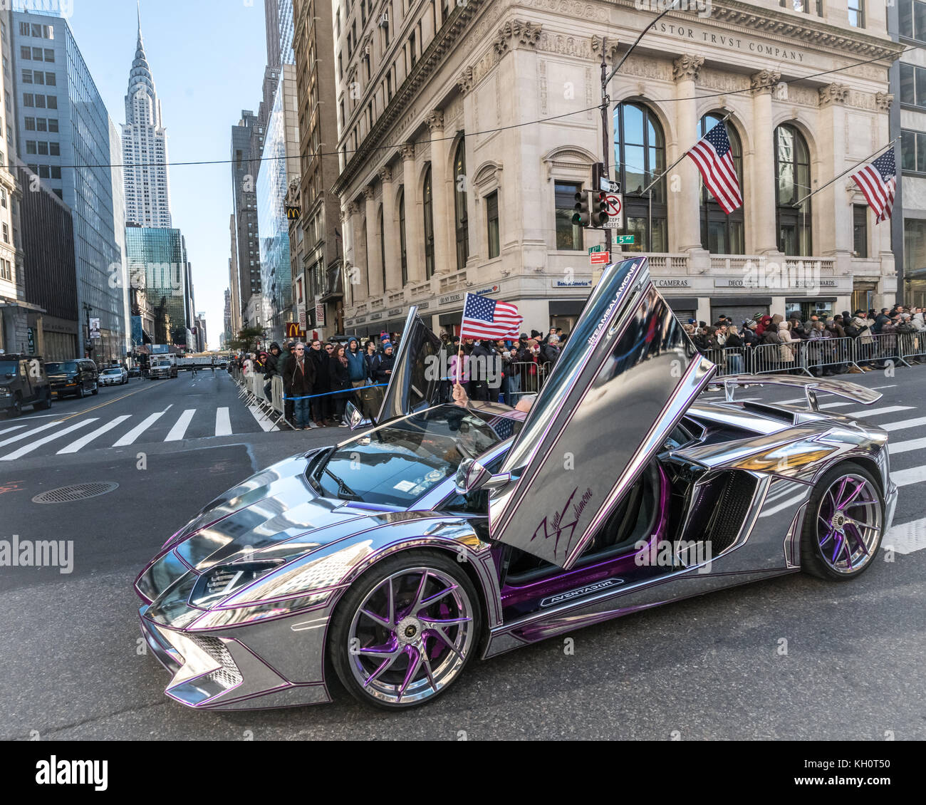 New York, Stati Uniti d'America, 11 Nov 2017. Una Lamborghini Aventador auto sportiva scorre lentamente attraverso della Quinta Avenue in New York durante il 2017 veterani parata del giorno . Circa 5000 vetture di questo modello sono stati realizzati in Italia, per un costo di circa USD 400.000 ciascuno. Foto di Enrique Shore/Alamy Live News Foto Stock