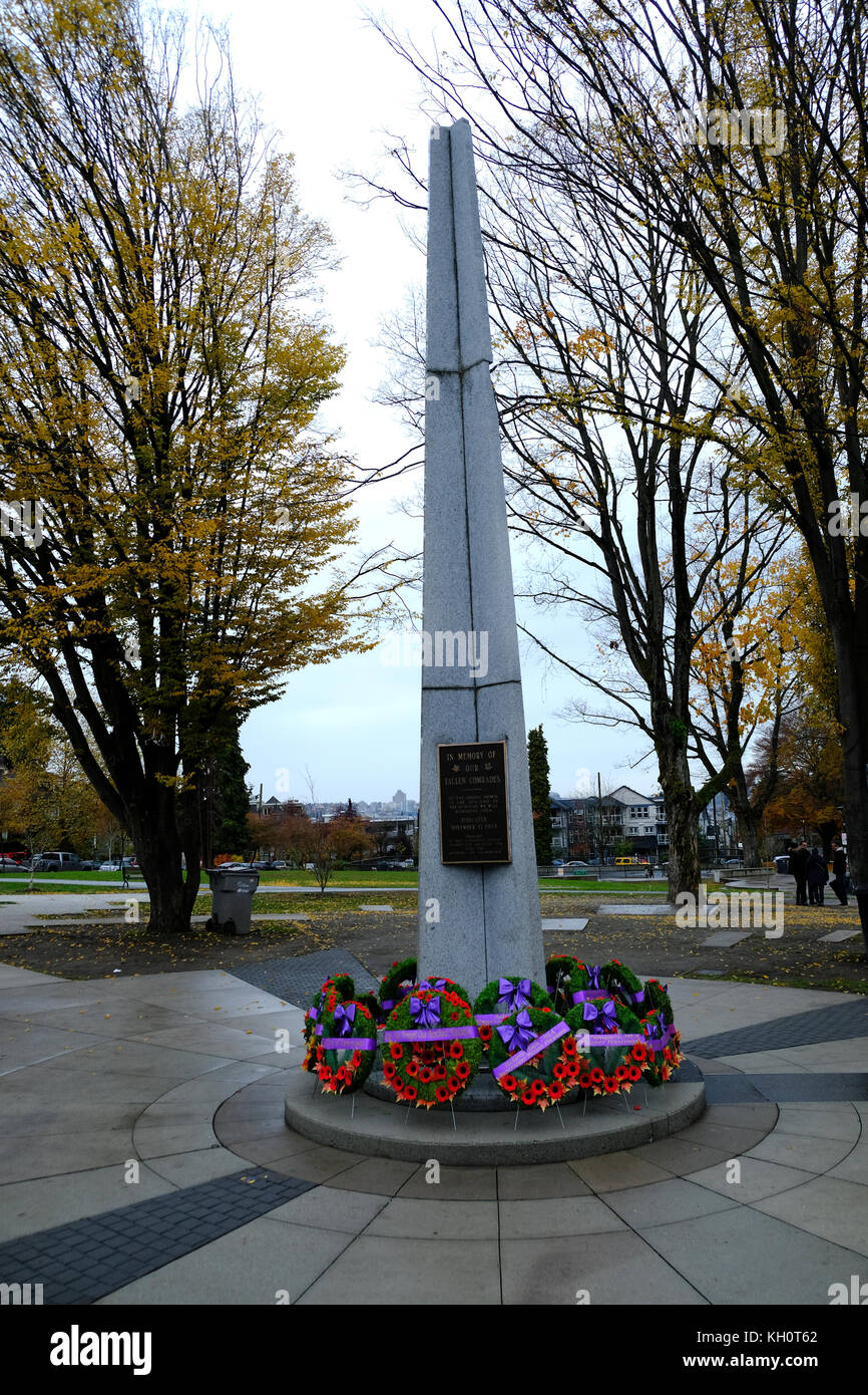 La metropolitana di Vancouver, Canada, 11 Novembre, 2017, Memorial ghirlande poste alla base del Grandview cenotafio in Grandview Park su unità commerciale per il Giorno del Ricordo le cerimonie e parade, città di Vancouver, Canada. Foto Stock