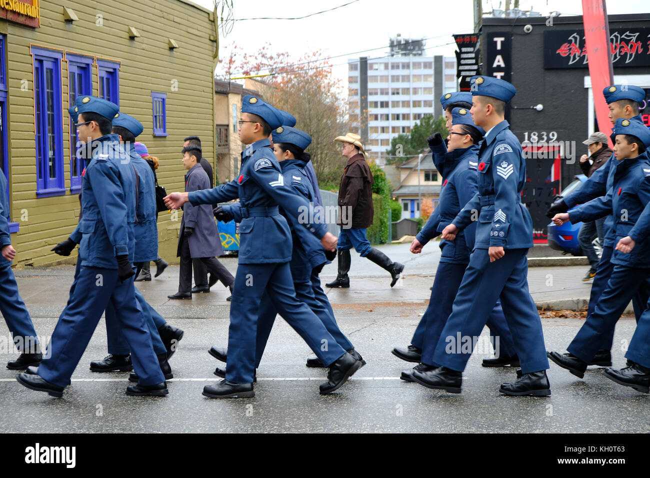 Veterani di Guerra e sostenitori marzo down unità commerciali nei pressi di grand view park, per giorno del ricordo novembre 11th, 2017 nella città di Vancouver, Canada Foto Stock