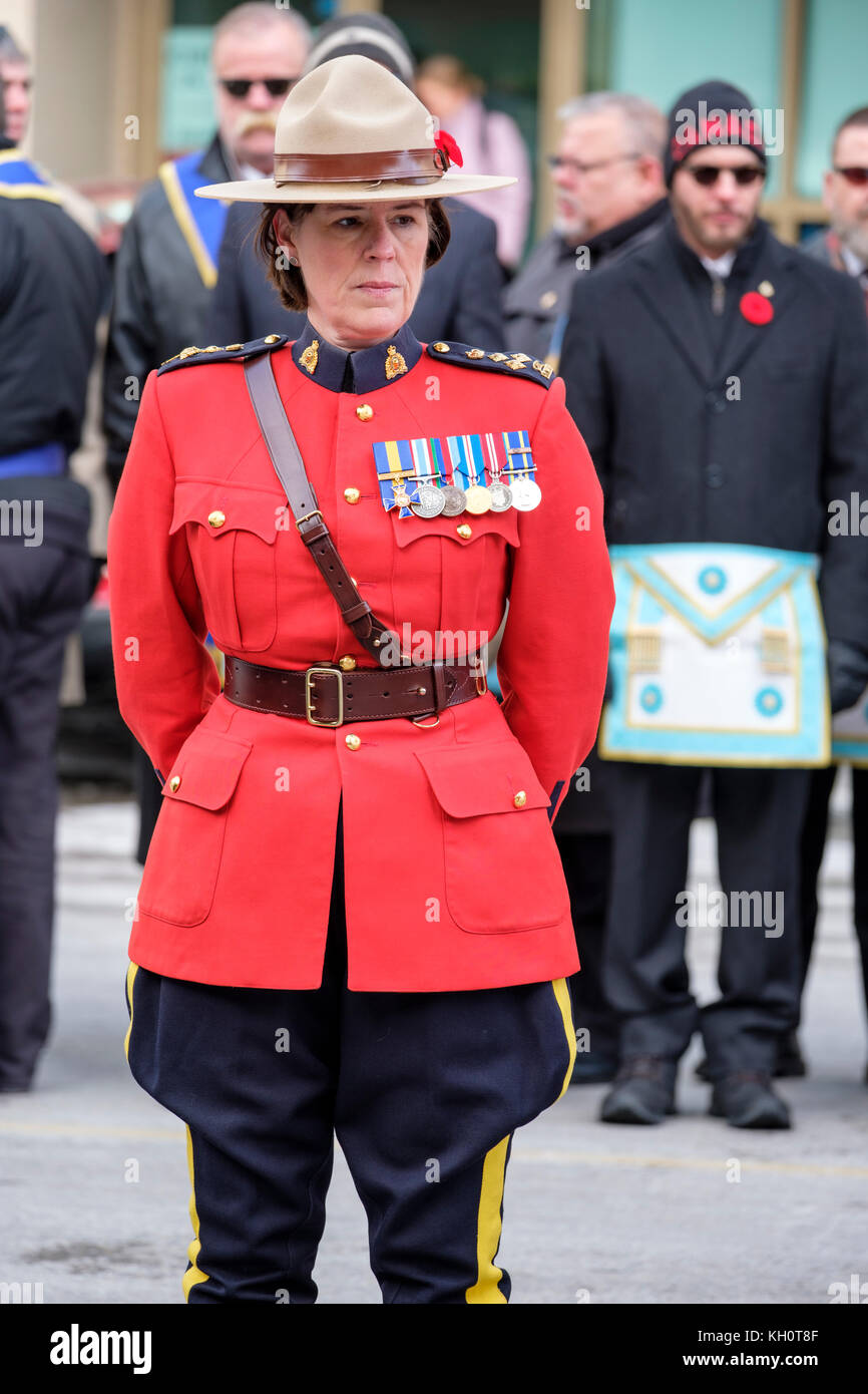 London, Ontario, Canada, 11 novembre 2017. Migliaia di londinesi si sono riuniti presso il restaurato il cenotafio in downtown Victoria Park per contrassegnare Giorno del Ricordo le cerimonie, onorando militari di uomini e donne. La manifestazione è stata segnata da una parata e la presenza di molti veterani che hanno combattuto nella guerra precedente. La città è il cenotafio fu riconsacrata nel settembre dopo un $475,000 restauro. Credito: Rubens Alarcon/Alamy Live News Foto Stock