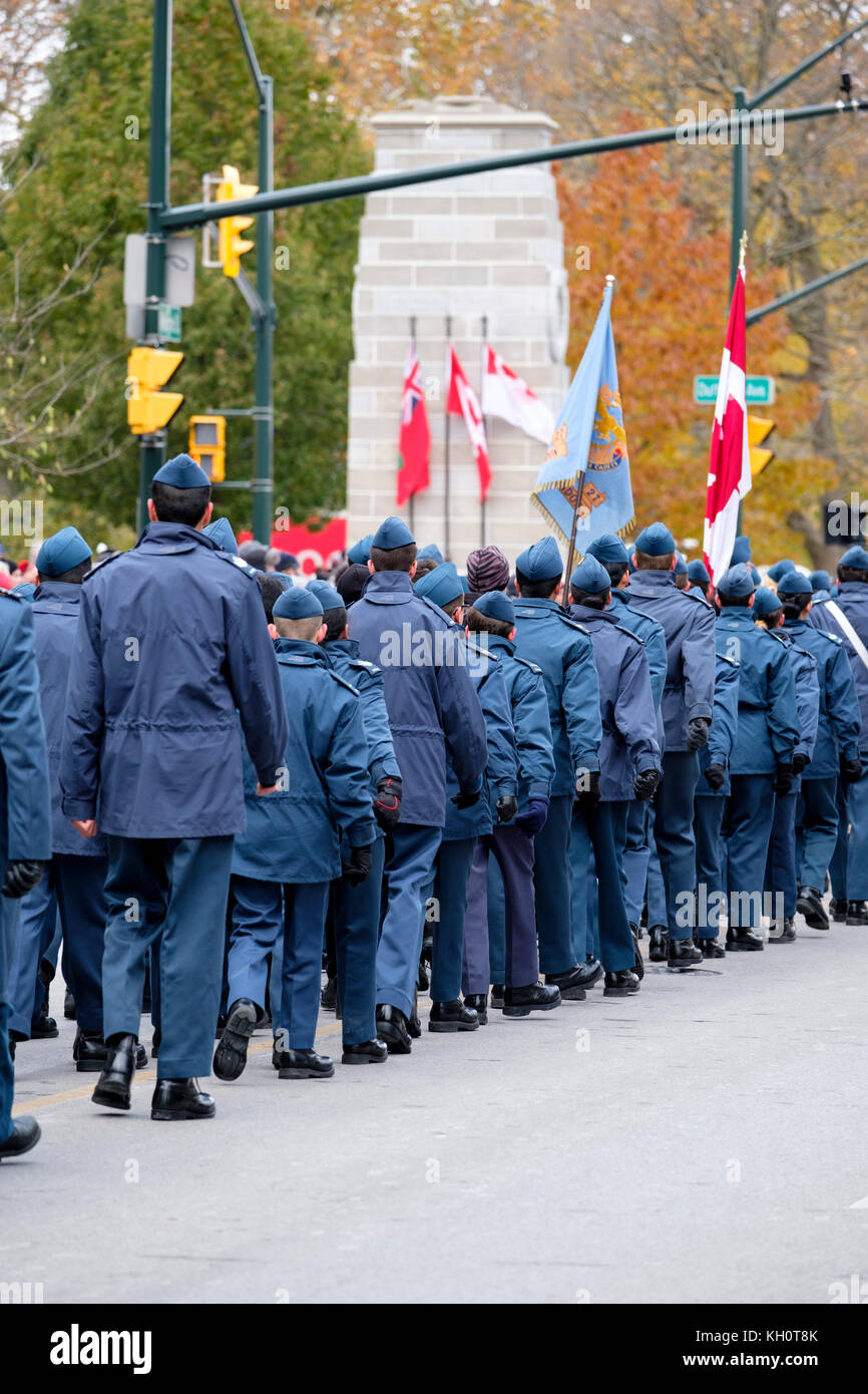 London, Ontario, Canada, 11 novembre 2017. Migliaia di londinesi si sono riuniti presso il restaurato il cenotafio in downtown Victoria Park per contrassegnare Giorno del Ricordo cerimonie. La manifestazione è stata segnata da una parata e la presenza di molti veterani che hanno combattuto nella guerra precedente. La città è il cenotafio fu riconsacrata nel settembre dopo un $475,000 restauro. Credito: Rubens Alarcon/Alamy Live News Foto Stock