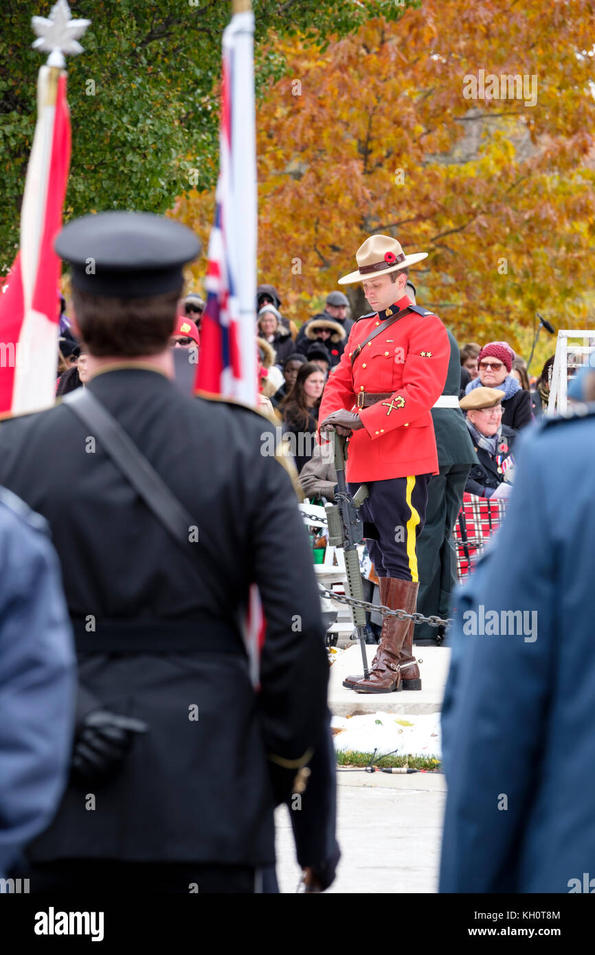 London, Ontario, Canada, 11 novembre 2017. Migliaia di londinesi si sono riuniti presso il restaurato il cenotafio in downtown Victoria Park per contrassegnare Giorno del Ricordo cerimonie. La manifestazione è stata segnata da una parata e la presenza di molti veterani che hanno combattuto nella guerra precedente. La città è il cenotafio fu riconsacrata nel settembre dopo un $475,000 restauro. Credito: Rubens Alarcon/Alamy Live News Foto Stock