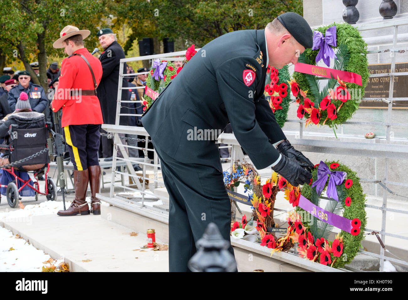 Royal Canadian Regiment (RCR) ufficiale stabilisce un papavero corona al centro il cenotafio durante il Giorno del Ricordo cerimonia in London, Ontario, Canada. Foto Stock