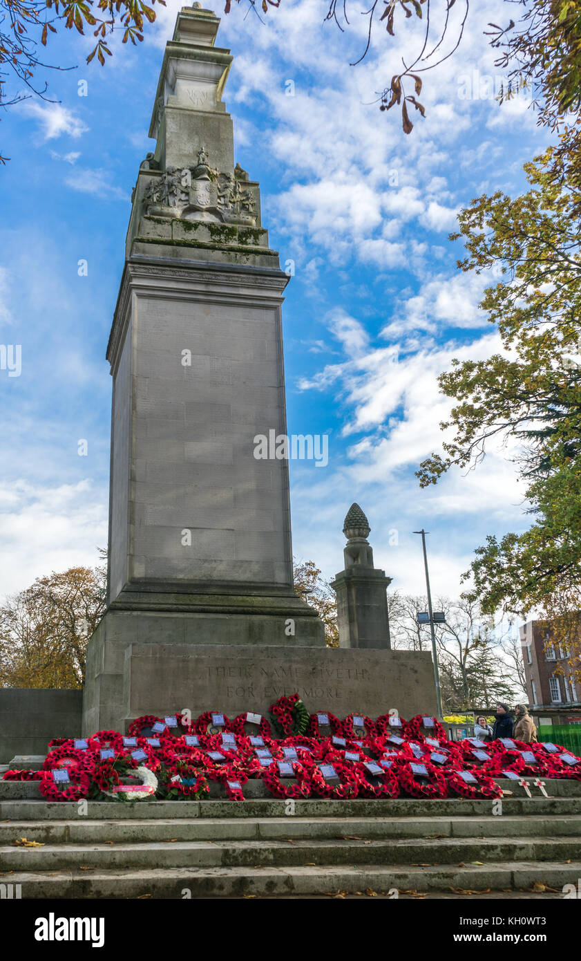 Giorno del Ricordo di Southampton, Hampshire, Regno Unito, 12 novembre 2017, papavero rosso papavero e ghirlande prevista presso il Cenotafio durante il ricordo domenica commemorazioni. Foto Stock