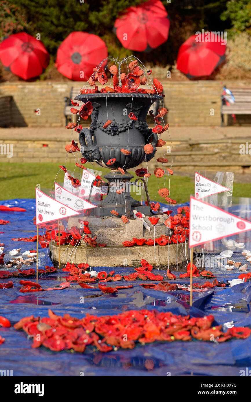 I ragazzi della scuola media locale hanno fatto di papaveri da creta per decorare una zona di Southend's Cliff Gardens per ricordo domenica Foto Stock