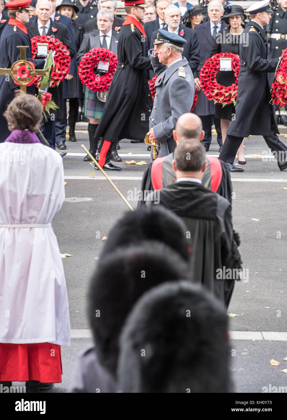 Londra, 12 novembre 2017 hrh pricne charles saluta a til servizio nazionale del ricordo presso il Cenotafio, Whitehall, Londra. Foto Stock