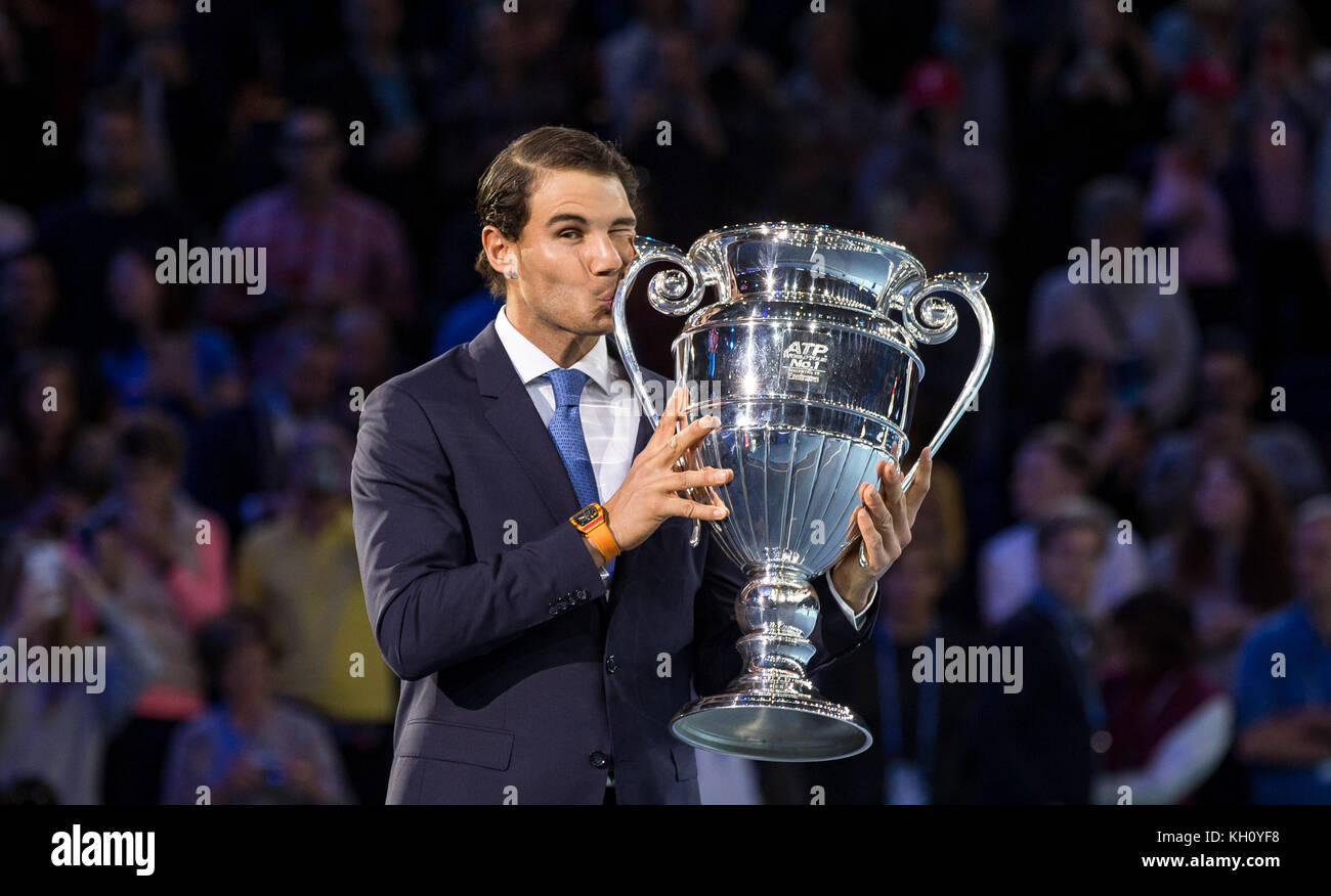 Londra, Regno Unito. Xii nov, 2017. rafael "Rafa Nadal" (Spagna) bacia il trofeo come Rafa Nadal solleva il trofeo di ATP per il 2017 stagione al o2, Londra, Inghilterra il 12 novembre 2017. Foto di Andy rowland. Credito: Andrew rowland/alamy live news Foto Stock