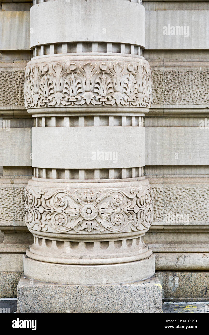 Una vista ravvicinata della bella pietra il lavoro alla base del Flatiron Building in Lower Manhattan, New York City. Foto Stock