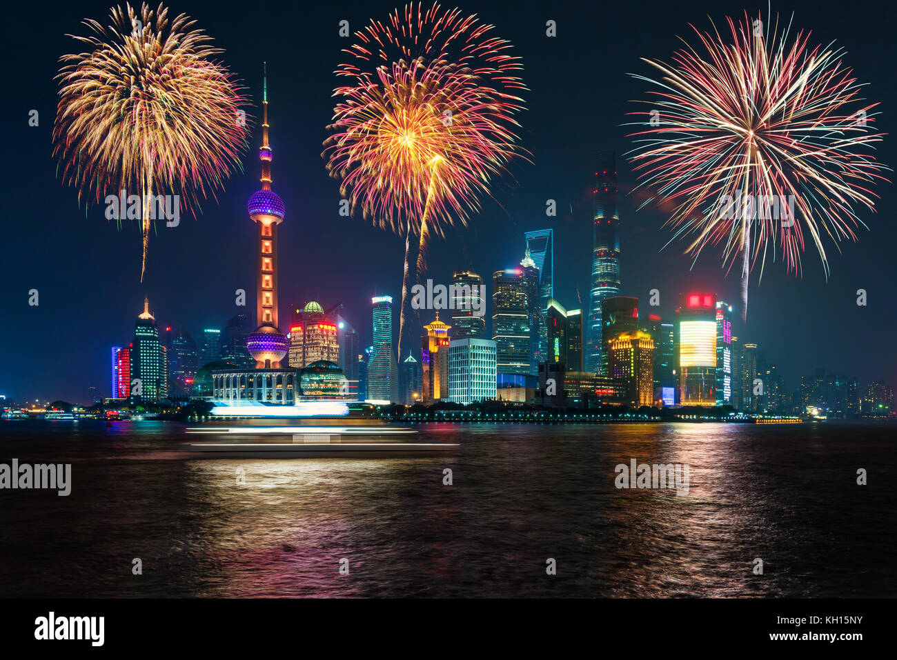 Fuochi d'artificio a Shanghai in Cina la celebrazione della giornata nazionale della Repubblica popolare di Cina. Foto Stock