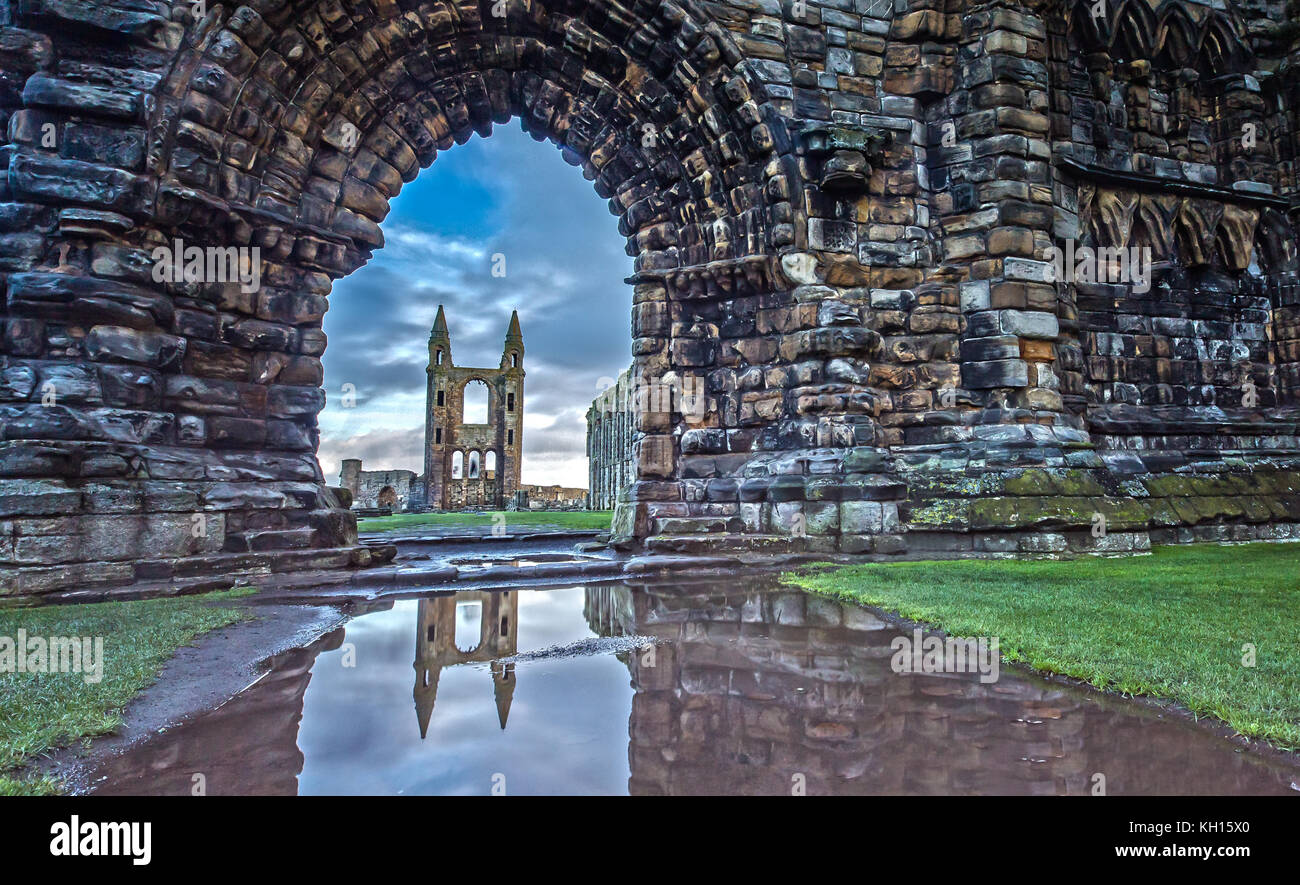 Riflessione nelle acque della Cattedrale di St Andrews a St. Andrews, Scozia Foto Stock Riflessione nelle acque della Cattedrale di St Andrews a St. Andrews, Scozia Foto Stock