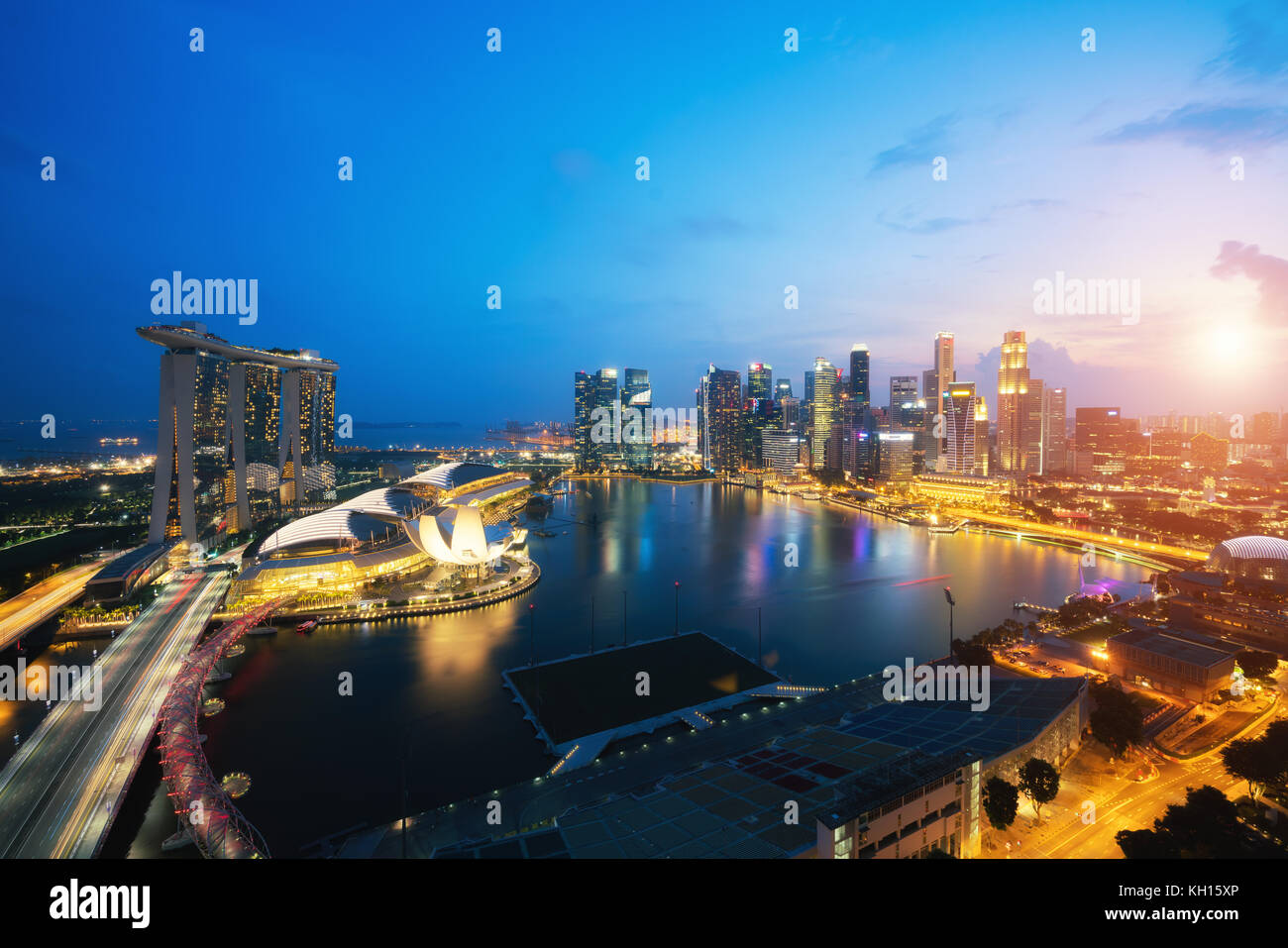 Vista aerea di Singapore il quartiere degli affari e città in notturna a Singapore, in Asia. Foto Stock