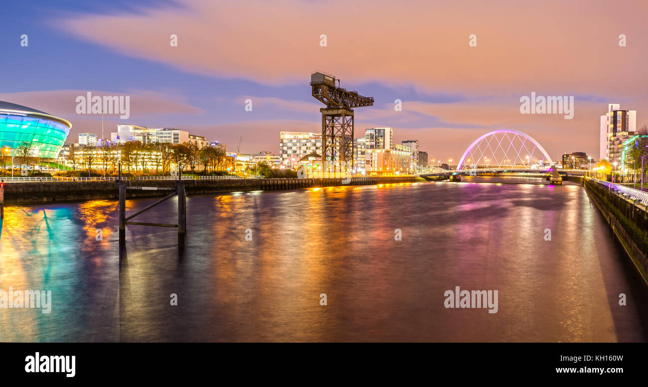 Clyde Arc e Glasgow skyline notturno Foto Stock
