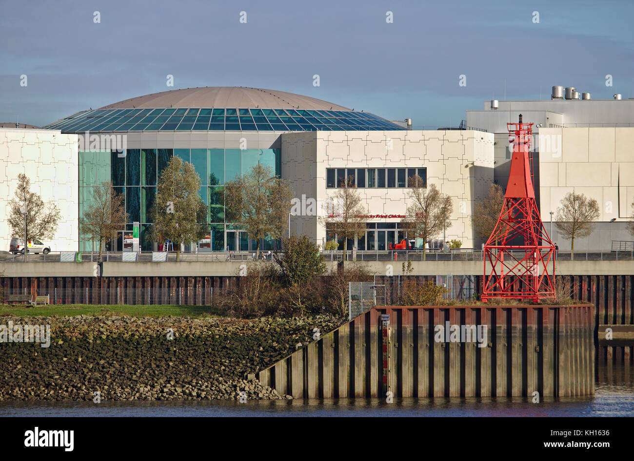 Brema, Germania - 6 novembre 2017 - cupola di vetro del centro commerciale Waterfront (ex Space Park) con il fiume Weser, il contrassegno rosso del mare e il foglio di pil Foto Stock