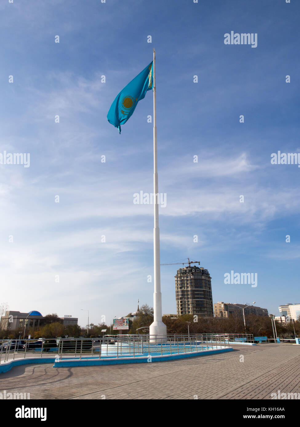 Kazakhstan Business, Bandiera del Kazakistan contro un cielo blu nel vento, bandiera blu del Kazakistan Aktau, Kazakistan, economia del Kazakistan Foto Stock