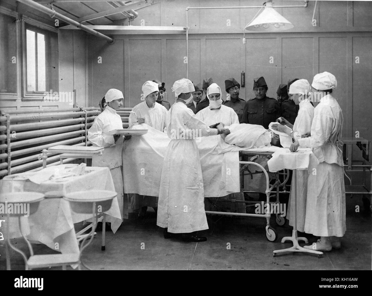 Le donne americane di ospedale che comprende più di duemila donne medici e chirurghi e è ufficiale " clearing house' attraverso il quale tutte le donne i medici sono inviati all'estero per la Croce Rossa service ha lanciato una campagna nazionale per i fondi di stabilire una catena di ospedali, stazioni di medicazione, cliniche e dispensari in Francia e in Italia e Serbia, gestito interamente da donne. Questa immagine, realizzata presso un ospedale "omewhere in New York,' mostra le attività delle donne i medici che si occupano di malati di soldati. New York, maggio 1918. Foto Stock