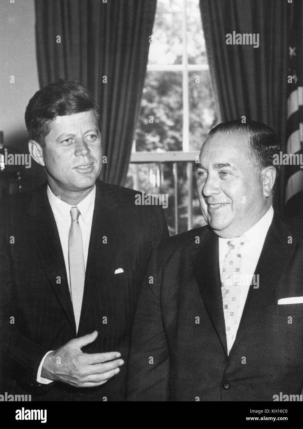 Sindaco Richard Daley J di Chicago e la sua famiglia (non mostrato) visita il presidente John F Kennedy all Ufficio Ovale, Washington DC, 07/11/1962. Foto di Abbie Rowe Foto Stock