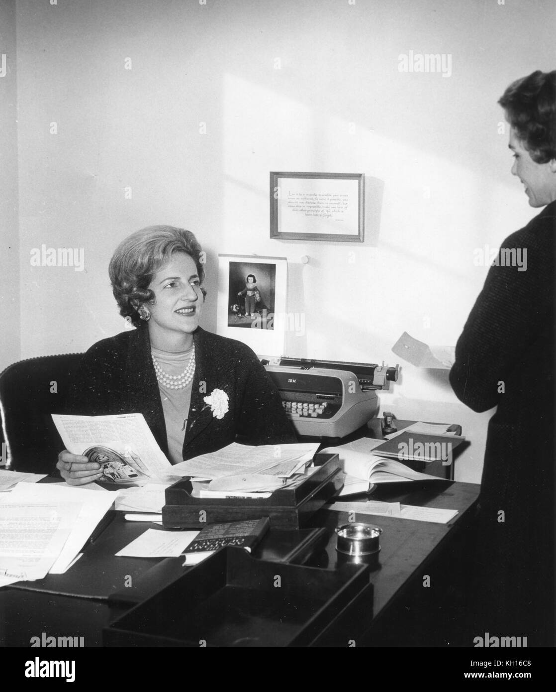 Letitia Baldrige (1926-2012), Jacqueline Kennedy Segretario sociale, è mostrato nella sua casa bianca office, Washington, DC, 03/02/1961. Foto di Abbie Rowe Foto Stock