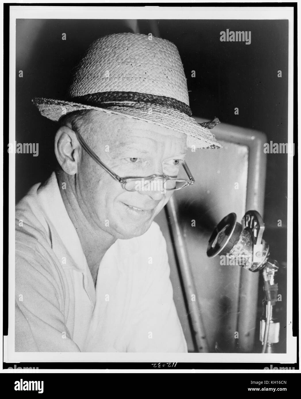 Walter Lanier "Rosso" Barbiere (1908-1992), commentatore sportivo e play-by-play annunciatore per Major League Baseball, New York, NY, 1955. Foto da Al Ravenna Foto Stock