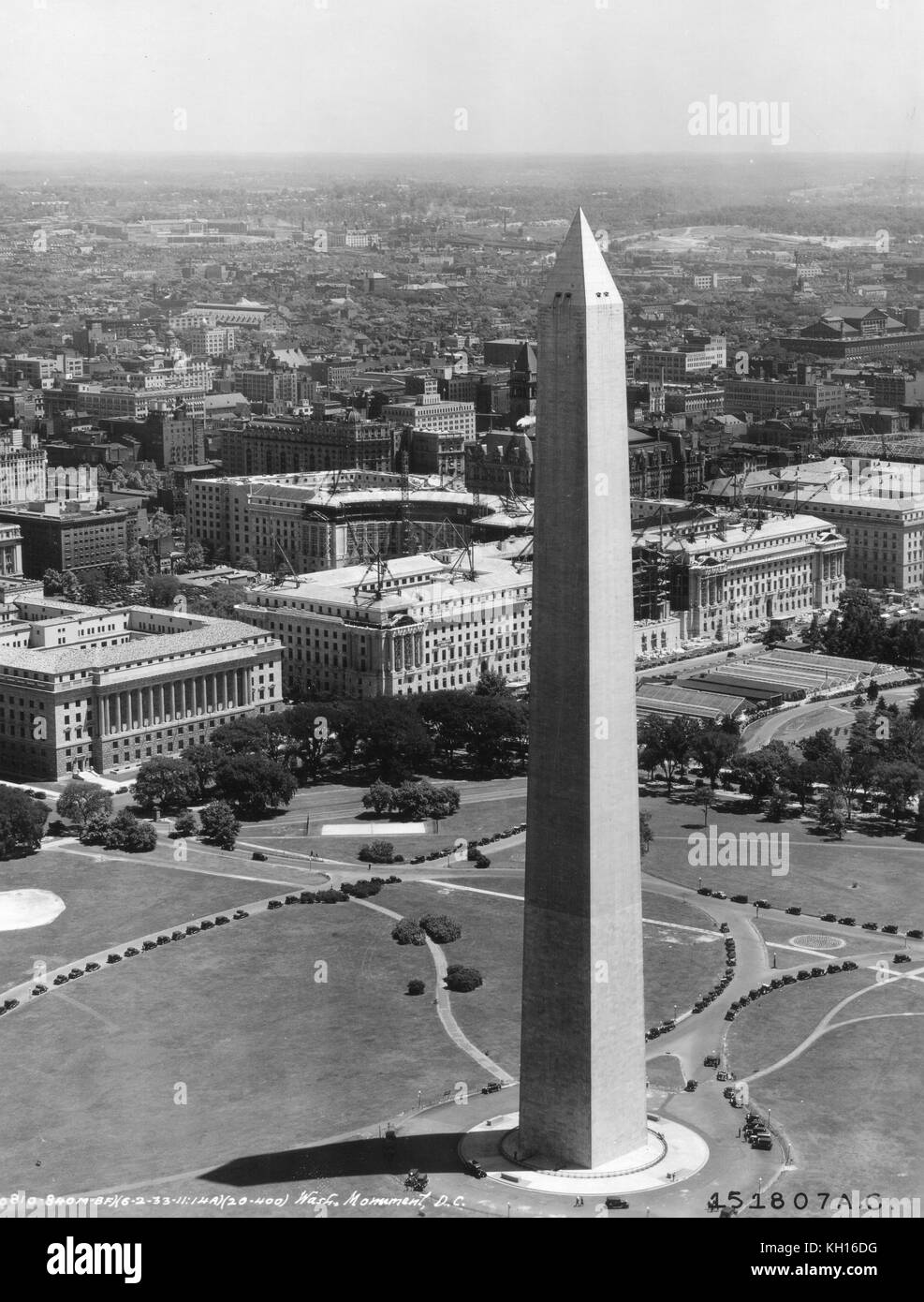 Foto verticale del Monumento di Washington con il Ministero del Commercio in background, come presi da un US Army Air Corps aeromobile, Washington DC, 1933. Foto di US Army Air Corps Foto Stock