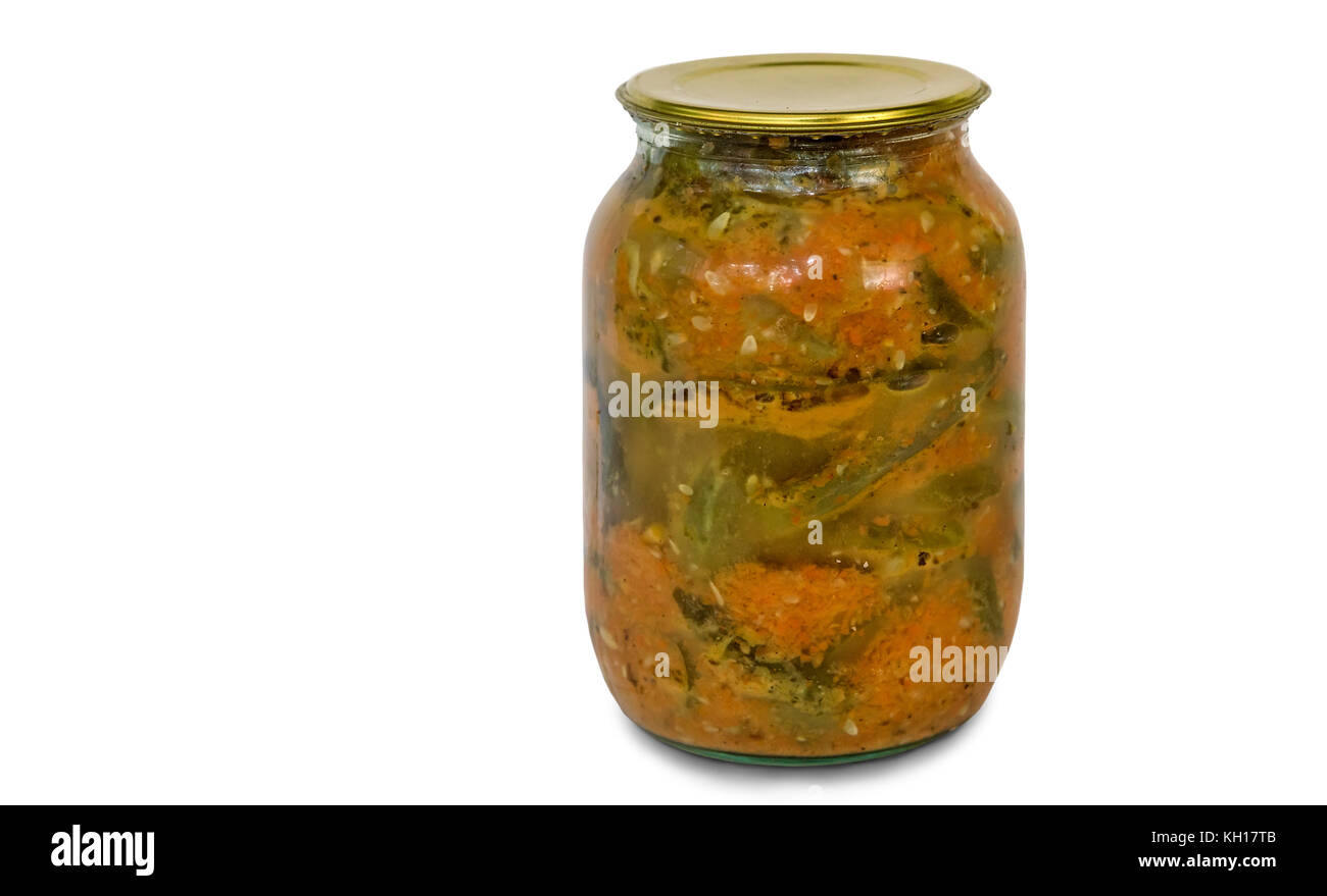 Home canning: un piccolo vaso di vetro con le conserve di verdura, che erano state chiuse con coperchi in metallo. Presentato su uno sfondo bianco. Foto Stock