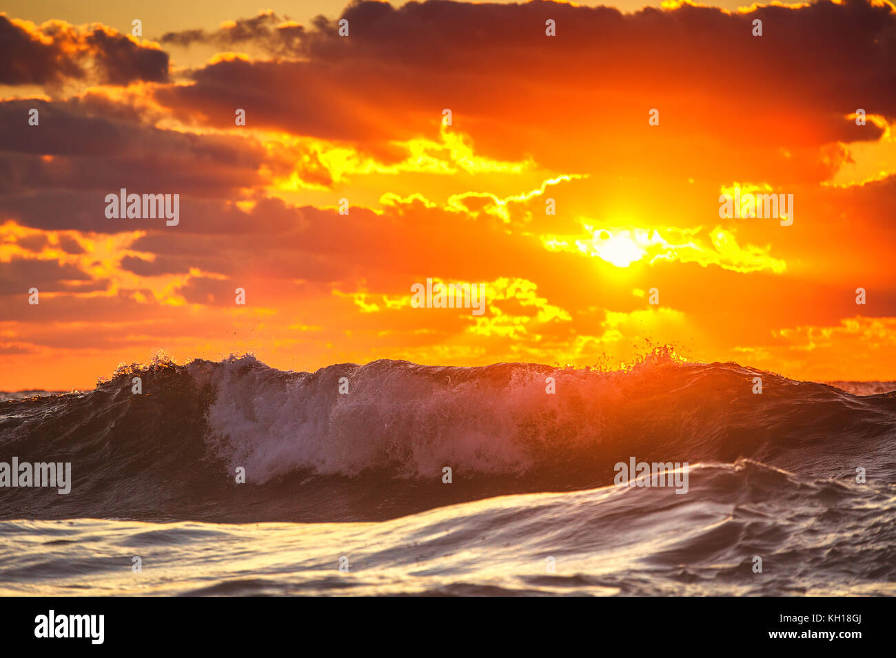 Bella cloudscape sul mare, sunrise shot Foto Stock