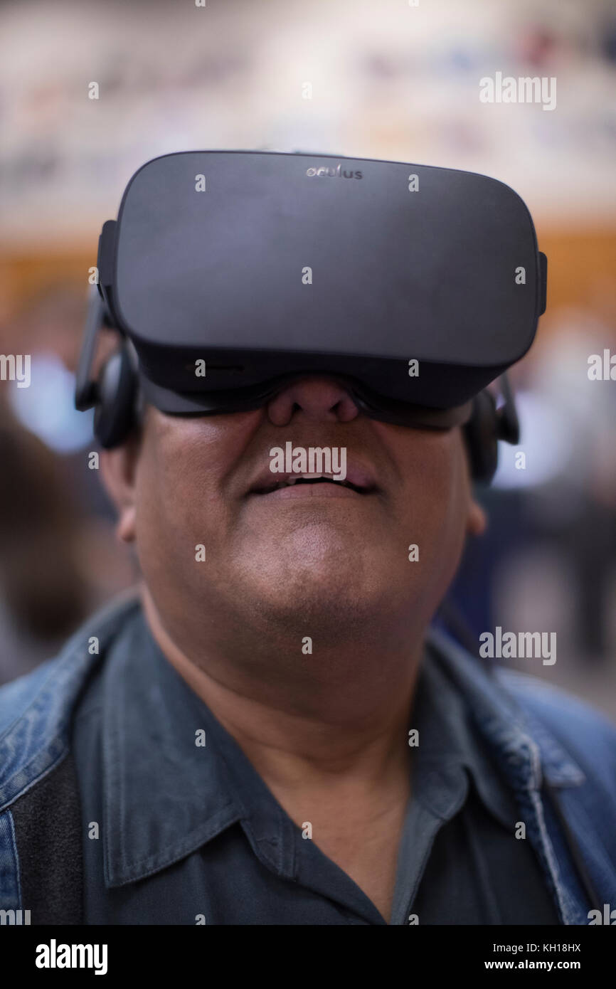 Un uomo prova gli occhiali per l'esperienza di realtà virtuale durante l'Innovation Expo presso il Kennedy Space Center Operations and Checkout Building il 1° novembre 2017 a Merritt Island, Florida. (Foto di Frank Michaux via Planetpix) Foto Stock