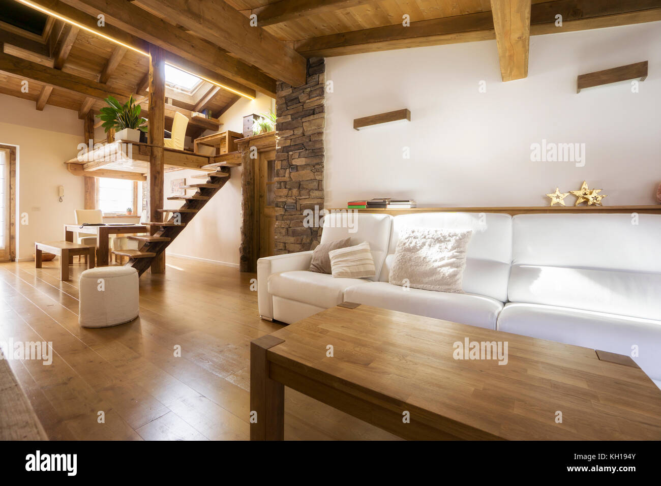 In stile chalet e appartamento moderno in legno Foto Stock