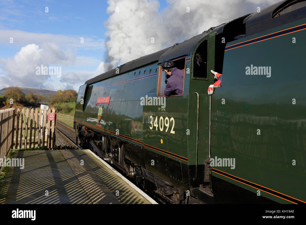 Locomotiva a vapore in attesa di discostarsi dalle bavature county park stazione ferroviaria con holcombe hill in background in bury LANCASHIRE REGNO UNITO Foto Stock