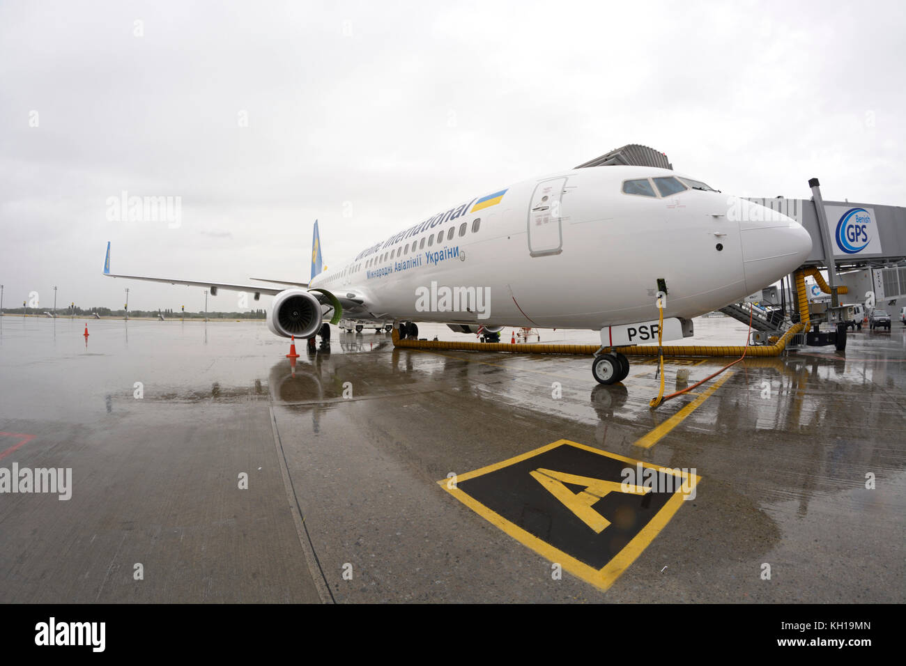 Aeromobili Boeing 737-400 piedi su aeromobili di spazio di parcheggio, pronto per il controllo tecnico. Foto Stock