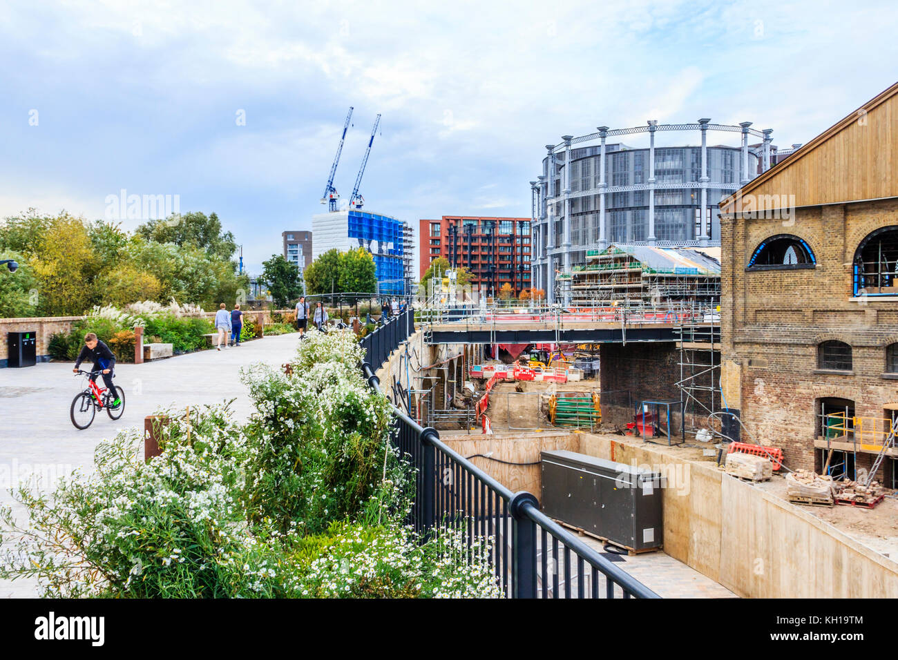 Riqualificazione di King's Cross, Londra, Regno Unito, e il vittoriano ristrutturato alloggiamento gasometri nuovi appartamenti, 2017 Foto Stock