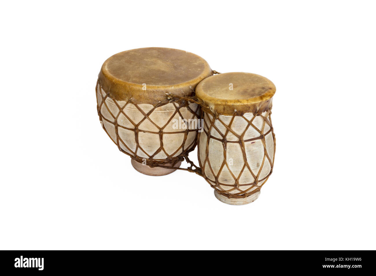 Marocchino tradizionale argilla tamburi a mano contro un fondo bianco Foto Stock