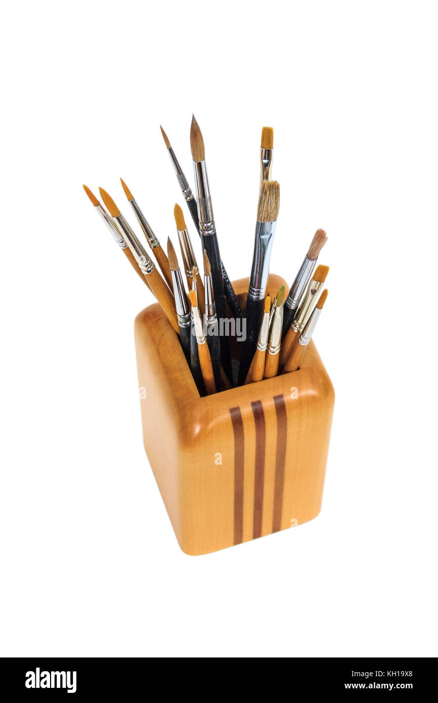 Artista della spazzole in un contenitore di legno contro uno sfondo bianco Foto Stock