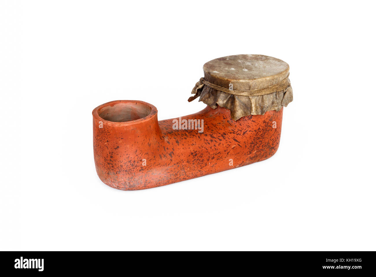 Un messicano tradizionale rosso o color terracotta tamburo di argilla contro uno sfondo bianco Foto Stock