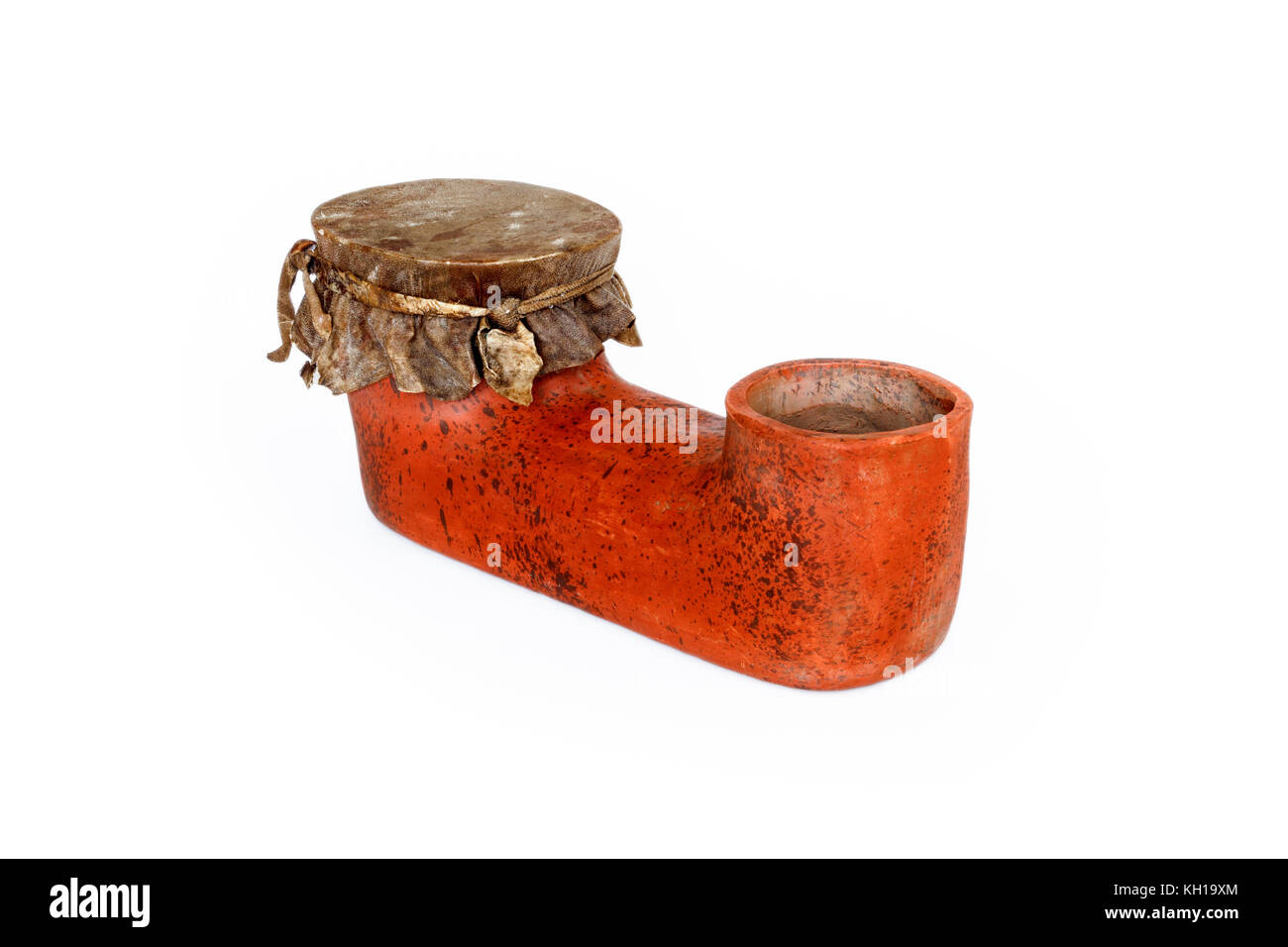 Un messicano tradizionale rosso o color terracotta tamburo di argilla contro uno sfondo bianco Foto Stock