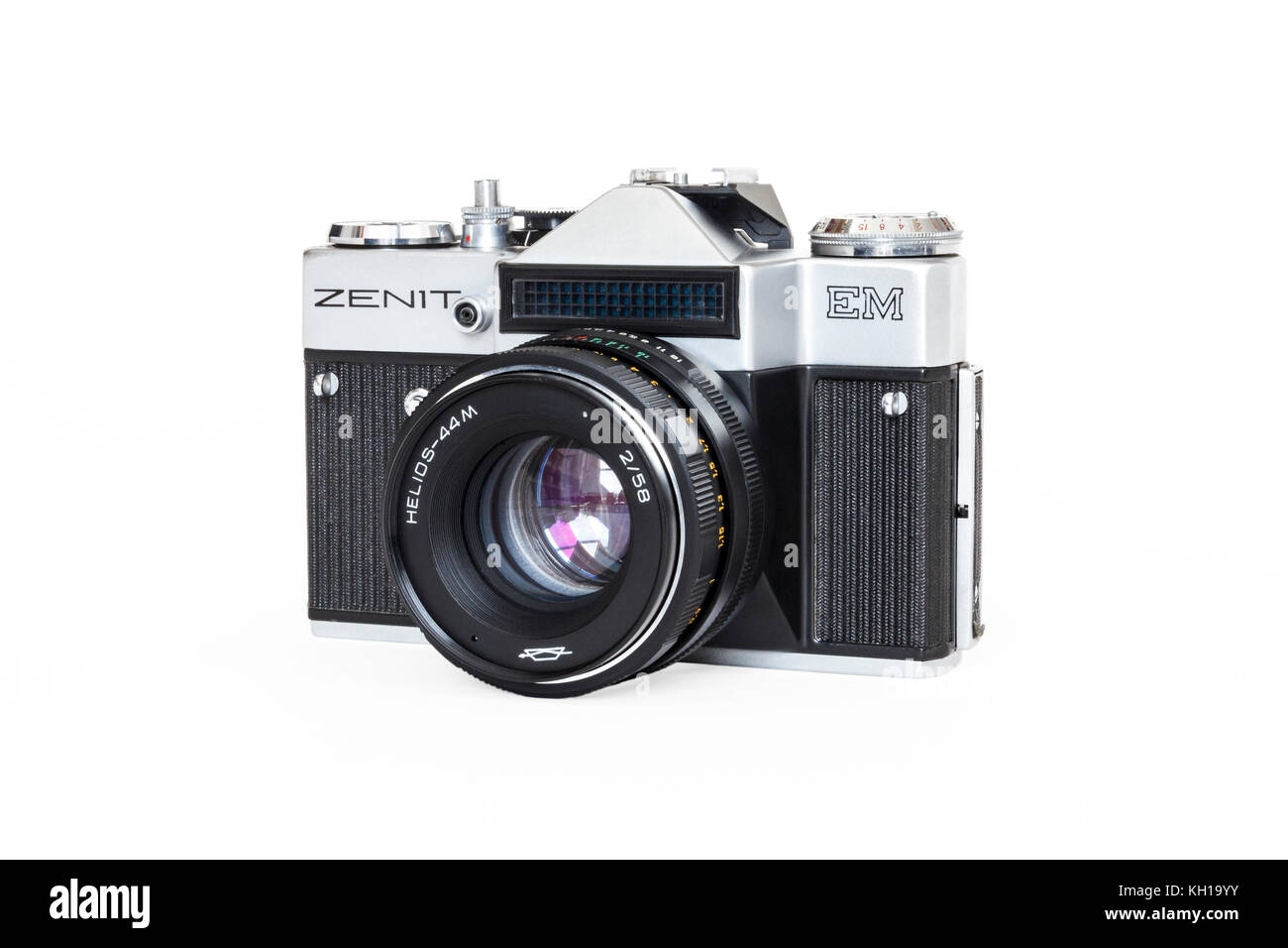 Zenit EM 35mm SLR 35mm Pellicole in rotoli fotocamera con obiettivo da 50 mm, degli anni ottanta, realizzati in URSS, isolata contro uno sfondo bianco Foto Stock
